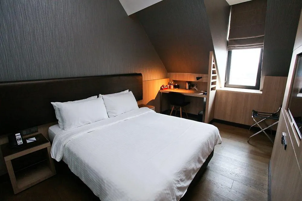Aqueen Hotel Kitchener Singapore