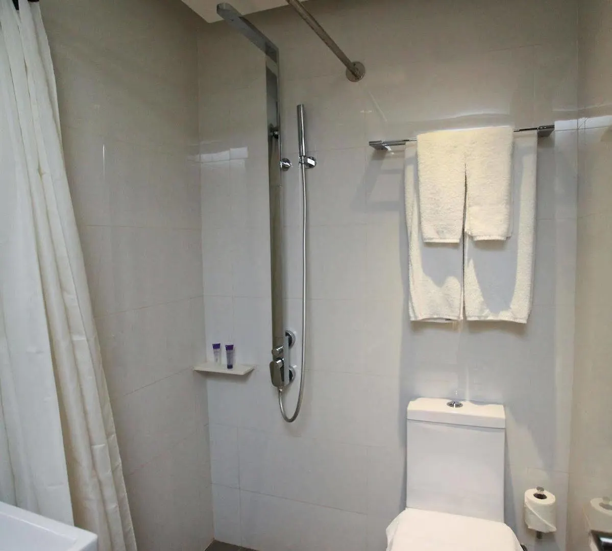 Aqueen Hotel Kitchener Singapore